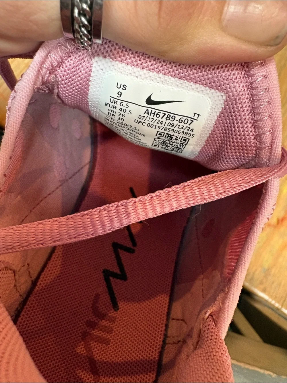 NWOT Nike Women's Air Max 270 Pink and Black Low-Top Sneakers